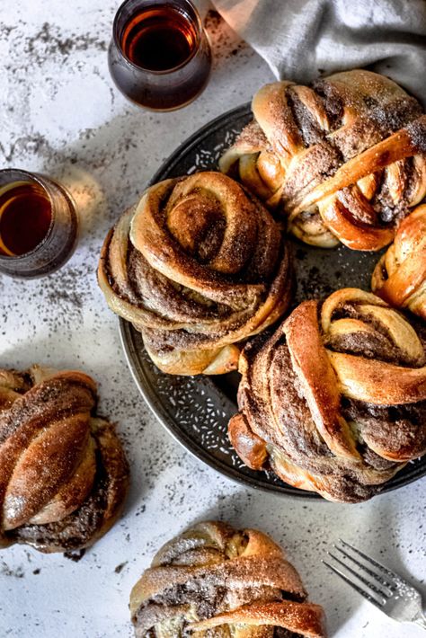 Cardamom Knots, Recipes Squash, Gastronomische Desserts, Chocolate Cardamom, Cardamom Buns, Recipes Salmon, Recipes Pork, Chocolate Bourbon, Chop Recipes