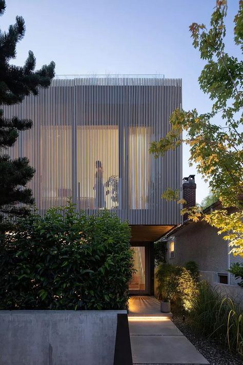 Australia Beach House, Australian Beach House, Madeira Beach Florida, Beach Houses Architecture, Modern Tropical House, Australian Beach, Australian Architecture, Modern Beach House, Tropical House