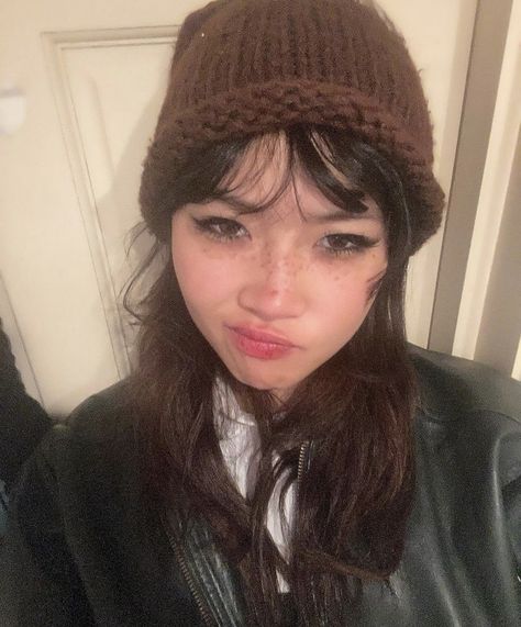 Beabadoobee Hat, Beabadoobee Makeup, Insta Ideas, Amazing People, Heart Eyes, Fav Celebs, Makeup Inspiration, Cortes De Cabello Corto, Pretty Woman