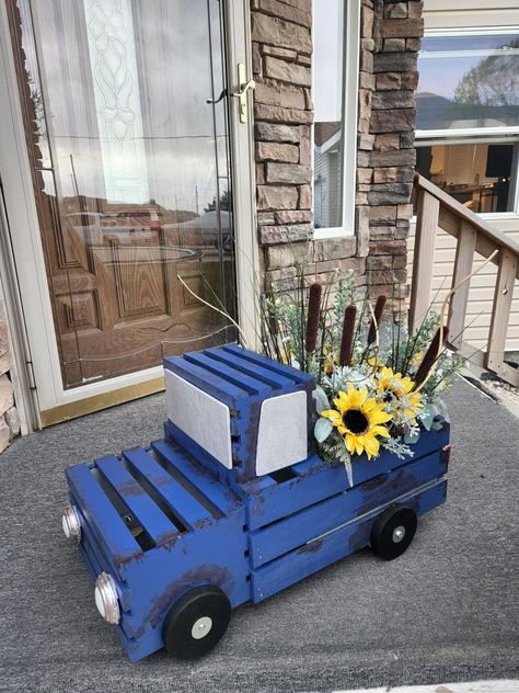 DIY vintage truck planter Pallet Projects Garden Planters Easy Diy, Crate Flower Boxes, Wood Crate Projects, Wooden Crate Planter Ideas, Easy Diy Wooden Projects, Wooden Truck Diy, Things To Build With Scrap Wood, Western Yard Decor, Easy Building Projects