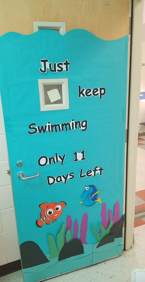 Countdown to summer!!!! Summer Countdown Ideas, Elementary School Craft, Summer Countdown, Calendar Doodles, School Countdown, Countdown To Summer, Elementary Bulletin Boards, School Door Decorations, School Doors