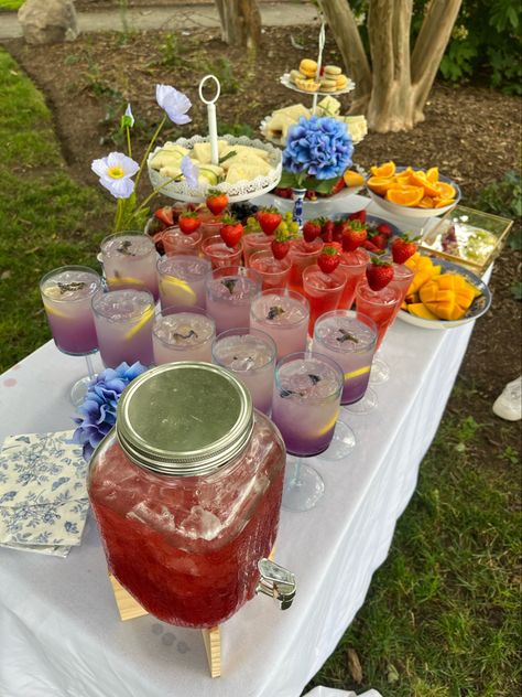 Gen Z Dinner Party, Garden Party Food Ideas Summer, Garden Birthday Party Food Ideas, Garden Party Drinks Station, 18th Party Decor, Backyard Summer Party Aesthetic, Summer Birthday Party Food, Summer Birthday Party Ideas Aesthetic, Summer Birthday Aesthetic