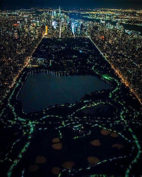 Central Park At Night, New York Facts, Park At Night, Central Park View, Urban Heat Island, Nyc Night, Central Park Nyc, New York Pictures, Guinness Book