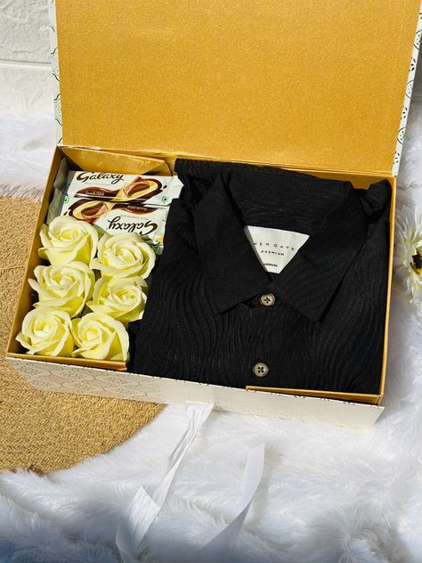 Shirt Gift Box Ideas, Gifting Hampers, Gift Box For Him, Diy Gifts Videos, Gift Box Cakes, Shirt Box, Baby Photo Frames, Wedding Gift Pack, Baby Boy Cards