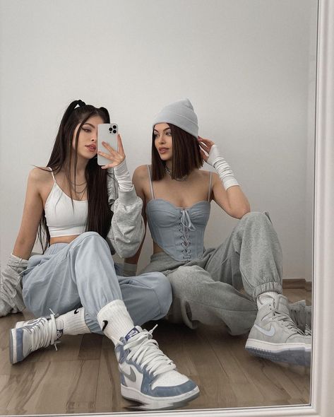 Ullzang 2 Girl, Two Uzzlang Girl Friends, Long Or Short Hair, Outfits Juvenil, Best Friend Couples, Matching Outfits Best Friend, Creative Fashion Photography, Twin Outfits, Everyday Fashion Outfits