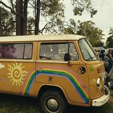 Combi Hippie, Mundo Hippie, Kombi Motorhome, 60s Aesthetic, Combi Volkswagen, Hippie Lifestyle, Hippie Aesthetic, Mode Hippie, Combi Vw