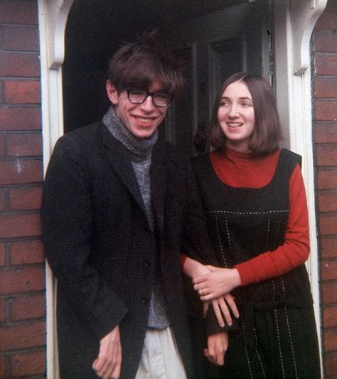 Stephen Hawking and his first wife, Jane - 1960s. [634 x 713] /u/HITMAN616 - Imgur Stephan Hawkings, Steven Hawking, Professor Stephen Hawking, Theory Of Everything, The Theory Of Everything, Photos Rares, Rare Historical Photos, Kuantan, Cardigan Winter