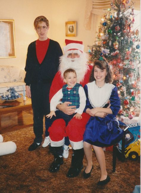 1990s Christmas Aesthetic, Christmas In The 80s, 80s Christmas Photos, Eighties Christmas, 80s Christmas Outfit, 80s Christmas Aesthetic, 90s Christmas Aesthetic, Vintage Christmas Pictures, Classic Christmas Recipes