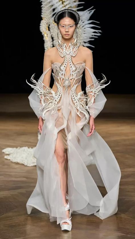 Van Herpen Dress, Iris Van Herpen Couture, Fall 2022 Couture, 2022 Couture, Runway Fashion Couture, Collection Couture, Iris Van Herpen, Paper Dress, Couture Mode