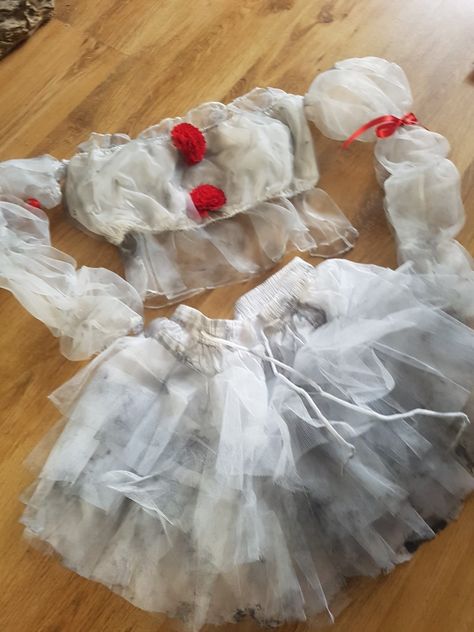 Women’s Pennywise Costume, Penny Wise Girl Costume, Fem Pennywise, Cute Pennywise Costume, Pennywise Woman Costume, White Tutu Costume Halloween, It Halloween Costumes Women, Pennywise Halloween Costumes Women, Diy Pennywise Costume For Women