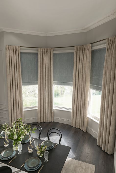 Bay Window Curtains Living Room, Bay Window Dressing, Curtains Over Blinds, Bay Window Decor, Lounge Curtains, Curtain Designs For Bedroom, Bay Window Treatments, Bay Window Living Room, Kitchen Bay Window