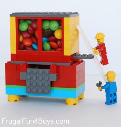 Create a working candy dispenser using Legos. What a fun project for kids who love to build! Lego Candy Dispenser, Lego Candy Machine, Lego Diy Crafts, Lego Candy, Instructions Lego, Used Legos, Fun Projects For Kids, Free Lego, Lego Diy