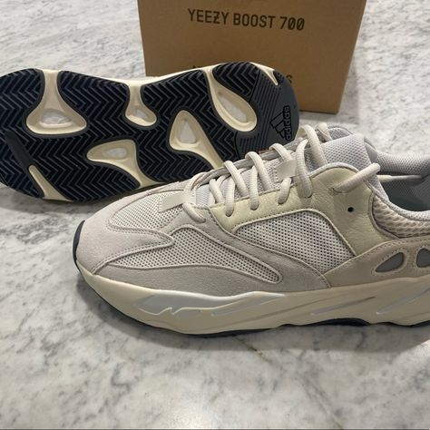 Yeezy Boost 700 Analog, Yeezy White, Yeezy V2, Analogues Colour, Dad Shoe, Adidas Yeezy 350 V2, Shoes Yeezy, Yeezy Foams, 350 Boost