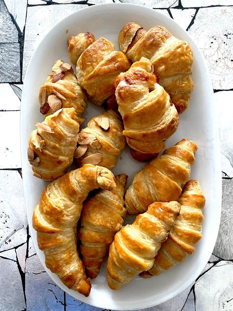 Croissants From Puff Pastry, Croissant From Puff Pastry, Croissant Using Puff Pastry, How To Make Croissants With Puff Pastry, Puff Pastry Sweet Rolls, Puff Pastry Biscuits, Puff Pastry Croissant Recipes, Croissant With Puff Pastry, Puff Pastry Recipes Breakfast