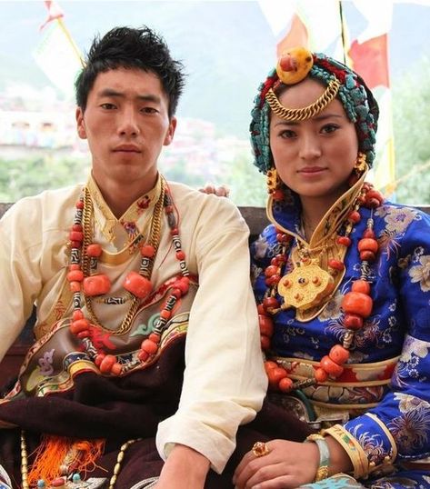 Tibetan Clothing, Tibetan People, Folk Clothing, Asian History, History Fashion, Traditional Bride, Folk Costume, People Of The World, World Cultures