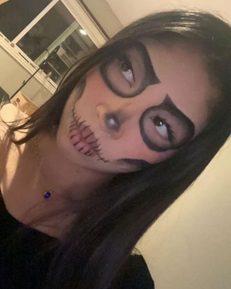 Carnival Makeup Ideas Easy, Skeleton Halloween Makeup, Easy Skeleton Makeup, Skull Face Makeup, Shower Makeup, If Looks Could Kill, Makeup Tuts, Play Makeup, Cute Halloween Makeup