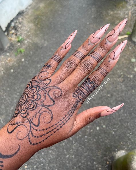 Beautiful henna + beautiful nails = even beautifuller day ☺️ . Nails by @classy.nail.salon . . . . #henna #barakatfreestyle #barakatfreestyles #hennatattoo #hennadesign #londonhenna #hennalondon #darkskinhenna #jaguahenna #jaguatattoo #jagua Jagua Henna Designs, Spine Henna Tattoo, Khaliji Henna, Jagua Design, African Henna, Henna Beautiful, Khaleeji Henna, Arm Henna, Jagua Gel