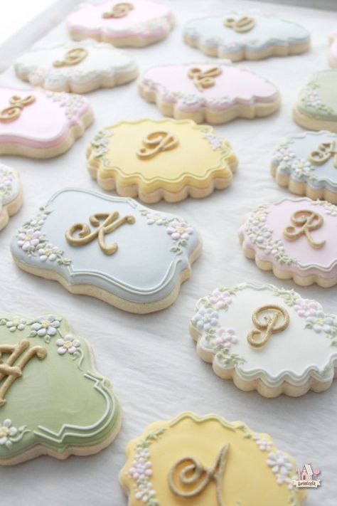 Monogram Cookie Step by Step Tutorial  Sweetopia بيتي فور, Cookies Cupcake, Monogram Cookies, Royal Icing Transfers, Cookie Tutorials, Pretty Cookies, Fancy Cookies, Creative Cookies, Beautiful Cookies