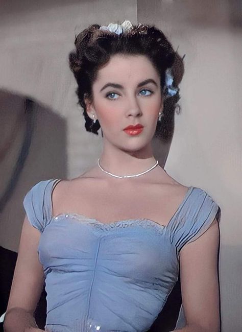 Elizabeth Taylor Eyes, Dark Hair Blue Eyes, People With Blue Eyes, Hollywood Divas, Liz Taylor, History Fashion, Classic Actresses, Elizabeth Taylor, Vintage Glamour