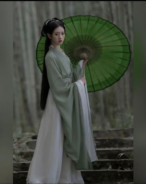 Hanfu Aesthetic, Chinese Umbrella, Mommy Friends, Ulzzang Hair, Asian History, Fantasy Images, Model Drawing, Chinese Culture, Green Aesthetic