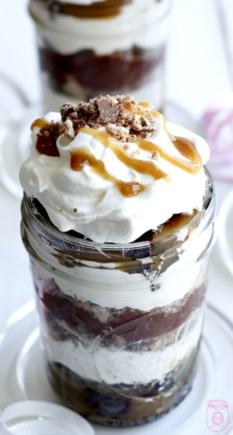 MJP-3 Mason Jar Trifle Desserts, Brownie Deserts, Caramel Parfait, Brownie Parfait, Mason Jar Desserts Recipes, Salted Caramel Brownie, Coconut Whip, Jar Desserts, Brownie Trifle