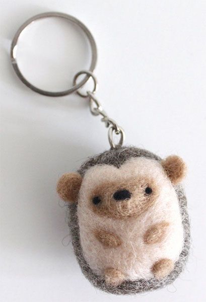 Fuzzy Hedgehog Keychain Hedgehog Needle Felt, Needle Felting Hedgehog, Needle Felted Keychains, Needle Felting Keychain, Needle Felt Keychain, Cute Needle Felting, Needle Felting Ideas, Hedgehog Keychain, Felt Hedgehog