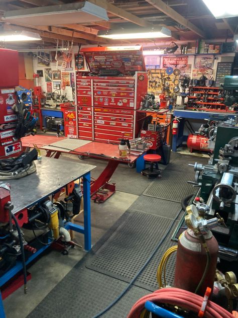 Small Engine Repair Shop Layout, Mechanic Garage Ideas Workshop, Mechanic Garage Ideas, Garage Car Workshop, Car Shop Garage, Garage Gifts, Garage Workbench Plans, Industrial Bedroom Design, Work Shops