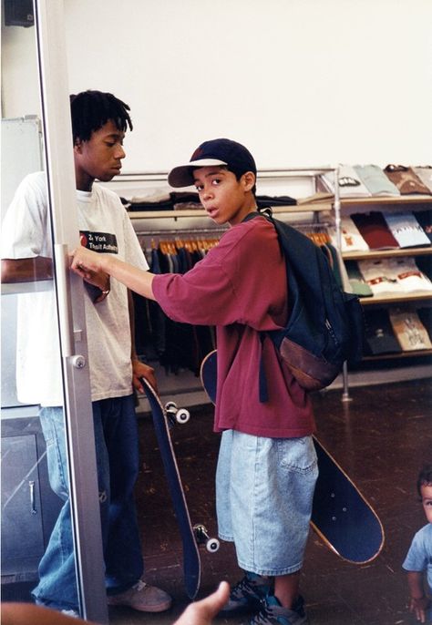 Javier Núñez at Supreme store, Lafayette Street, NYC, 1994 90s Skate Fashion, 90s Skaters, Skate Boy, 90s Skate, Vintage Skate, Skate Photos, Skateboard Photography, 90s Hiphop, 일본 패션