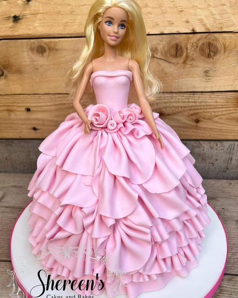 Birthday Cake Pretty, Cakes Decorating Ideas, Barbie Dress Cake, Barbie Doll Birthday Cake, Barbie Doll Cake, Cake Pretty, Pretty Pink Dress, Violet Cakes, Doll Birthday Cake