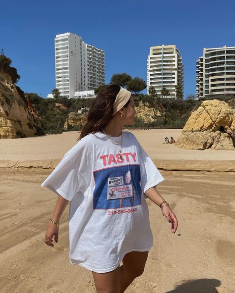 elâ on Instagram: “counting the days until i'm at the beach again (hint: it's soooon) 🌞” Red Adidas Gazelle, Outfit Blue Jeans, Jewellery Outfit, Outfit Picnic, Beach Aesthetic Outfits, Samba White, Adidas Samba White, Summer Outfit Beach, White Ruffle Skirt