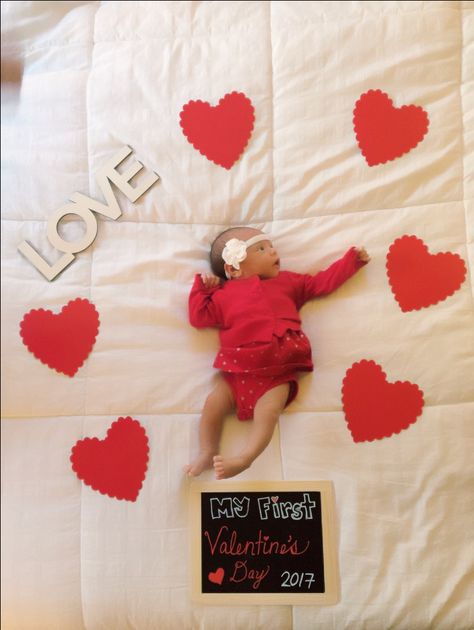 Valentine Day Theme Baby Photoshoot, First Valentines Day Baby Pictures, Baby Monthly Photo Ideas, Valentines Baby Photoshoot, Valentines Baby Photos, Photoshoot Diy, Half Birthday Baby, Diy Valentinstag, Diy Newborn Photography