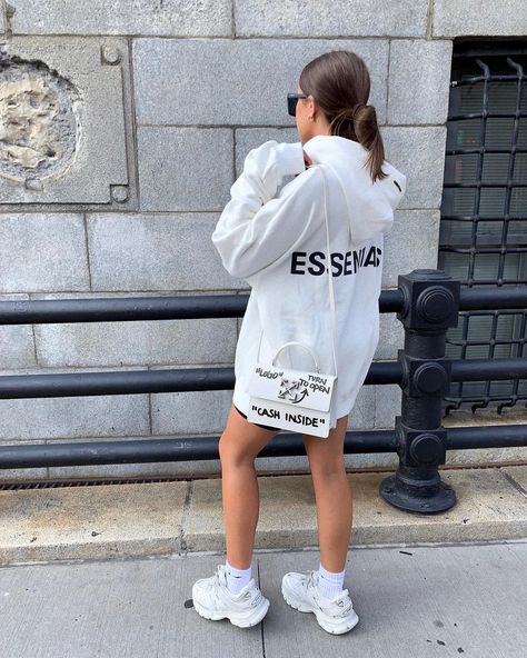 Balenciaga Shoes Outfit Street Styles, Balenciaga Track Outfit Woman, Balenciaga Runners Outfit, Balenciaga Shoes Outfit, Balenciaga Track Outfit, Balenciaga Outfit, Track Outfits, Runners Outfit, Streetwear Girl