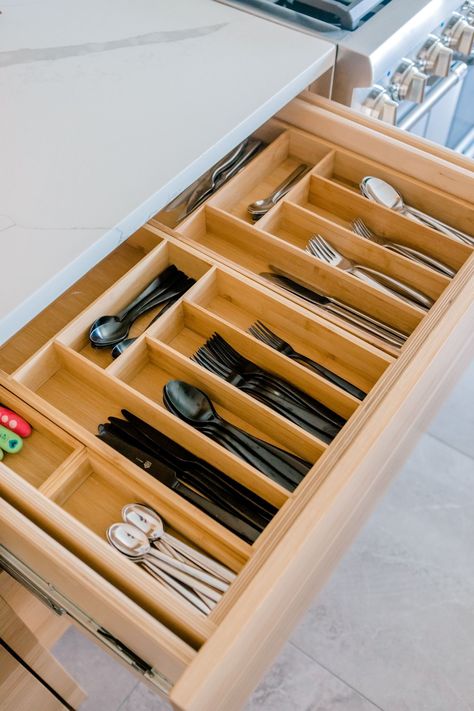 Spring Cleaning Tips Blue Open Plan Kitchen, Kitchen Knife Storage, Knife Drawer, Kailee Wright, Spring Cleaning Tips, Knife Organization, House Organisation, Kitchen Drawer Organization, Spring Cleaning Hacks