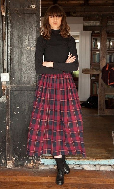 Tartan Skirt Outfit, Long Gathered Skirt, Tartan Fashion, Kilt Outfits, Tartan Skirt, Tartan Dress, Looks Street Style, Plaid Fashion, Gathered Skirt