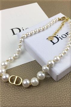 ♔ Christian Dior Christian Dior Pearl Necklace, Dior Necklace Pearl, 60's Outfits, Dior Pearl Necklace, Dear 2023, Unique Christmas Decorating Ideas, Cd Bracelet, Crafts Christmas Diy, Bracelet Dior