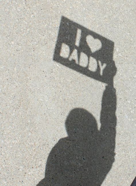 I Love Daddy Shadow Photo for Father's Day Clever Valentines, Homemade Fathers Day Gifts, Shadow Photos, Shadow Pictures, Christmas Gift For Dad, First Fathers Day, Fathers Day Crafts, Grandparent Gifts