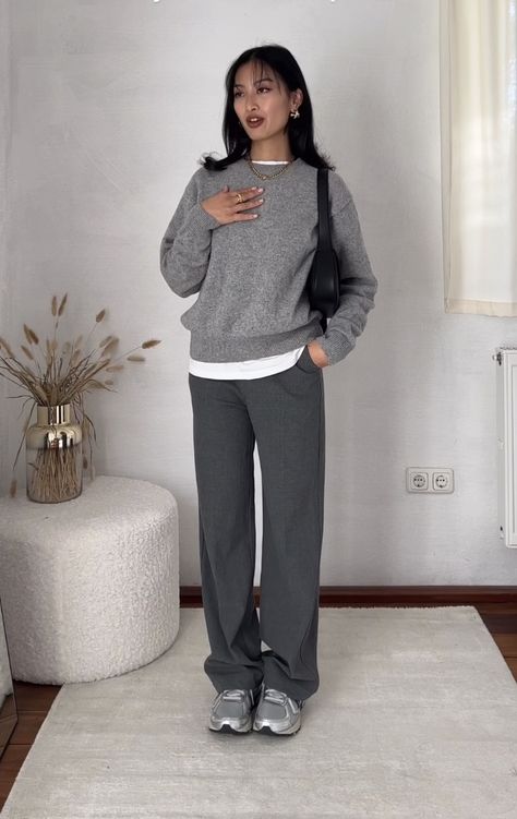 Uniqlo Work Outfit, Uni Girl Outfit, Uniqlo Outfit Ideas, Gray Pants Outfit, Uniqlo Women Outfit, Uniqlo Outfit, 6th Form Outfits, Grey Pants Outfit, Classic Outfit