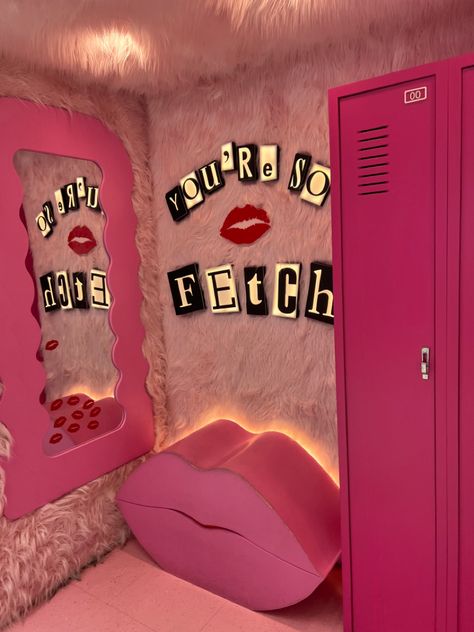 Bratz Home Decor, Y2k Store Interior, Girly Airbnb, Bratz Decor, Barbie Room Aesthetic, 2000s Decor, Baddie Room Ideas, Room Y2k, Selfie Wall