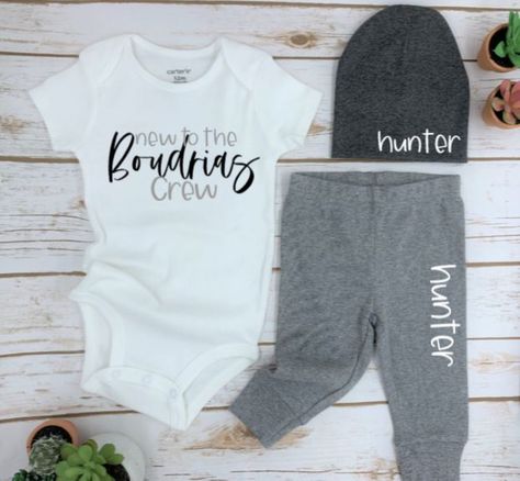 New to the Crew Coming Home Hospital Outfit | Custom last Name outfit | Baby Shower Gift | Gender Neutral outfit https://etsy.me/3aHOGCx #white #hat #cominghomeoutfit #customnameset #babyshowergift #babysfirstoutfi Gender Neutral Outfit, Newborn Hospital Outfits, Baby First Outfit, Outfit Baby Shower, Hospital Outfit, Outfit Christmas, Going Home Outfit, Newborn Sets, Cotton Hat