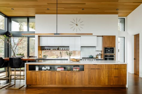 Eichler Kitchen, Mid Century Modern Kitchen Design, Mcm Kitchen, Interior Dapur, Modern Kitchen Remodel, Mid Century Modern Kitchen, Mid Century Kitchen, Modern Kitchen Cabinets, Interior Modern