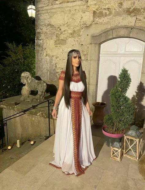 Algerian Dress, Arab Dress, Algerian Recipes, Ethnic Outfits, Hijabi Girl, Abayas Fashion, Fashion Sewing, Traditional Dresses, Traditional Outfits