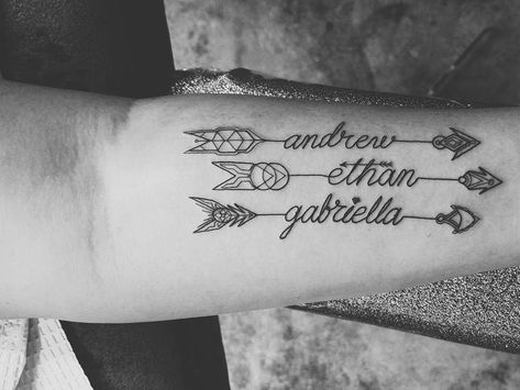 My children's names <3 #ink #tattoo #momswithtattoos #tat #tattooideas Tattoo Ideas For Parents, Name Tattoos For Girls, Tattoo Son, Kid Name Tattoo, 10 Tattoo, Tattoos With Kids Names, Arrow Tattoo, Name Tattoo Designs, Arrow Tattoos