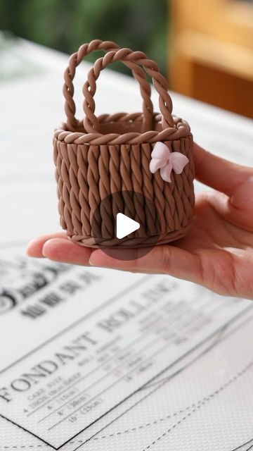 Basket Cake Tutorial, Basket Cake Design, Fondant Animals Tutorial, Clay Basket, Hat Box Cake, Basket Weave Cake, Art Bread, Flower Basket Cake, Fondant Characters