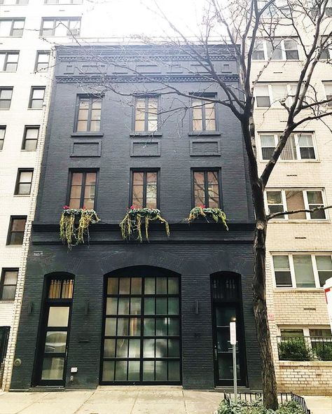 One of my favorite townhouses in the city. All black.......... #allblack #manhattan #townhouse Black Townhouse, Home Exterior Styles, Manhattan Townhouse, House Fever, Brick Houses, Townhouse Exterior, Town Houses, Row House, Sims 4 Houses