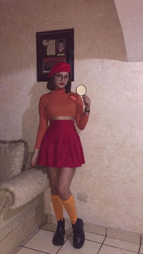 Goth Velma Costume, Velma Costume Aesthetic, Disfraz Vilma Scooby Doo, Velma Costume Cute, Velma Makeup Scooby Doo, Velma And Shaggy Costume Couple, Vilma Scooby Doo Costume, Cute Velma Costume, Cute Scooby Doo Costume