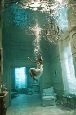 24 Totally Mesmerizing Gifs - Pop Culture Gallery Surreal Photoshop, Underwater Room, Underwater Model, Foto Gif, Montage Photo, Gif Pictures, Moving Pictures, 판타지 아트, Underwater Photography