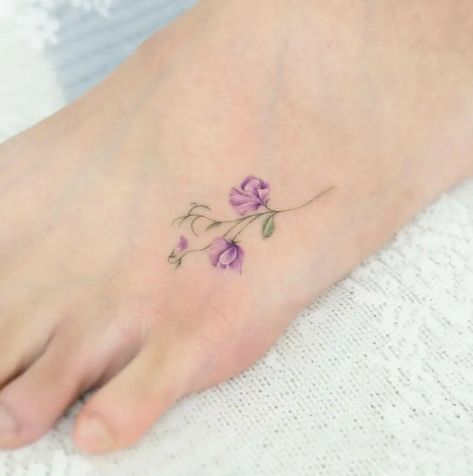 15 Sweet Pea Tattoo Concepts to Celebrate Love and Friendship - Psycho Tats Sweetpea Tattoo, Siyeon Tattoo, Sweetpea Flower Tattoo, Sweet Pea Tattoo, Cute Foot Tattoos, Tiny Flower Tattoos, Tato Henna, Flower Wrist Tattoos, Mini Tattoo