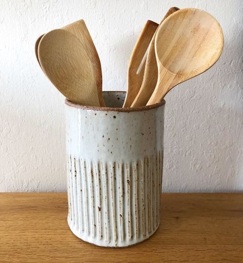 Diy Keramik, Ceramic Utensil Holder, Beginner Pottery, Hemma Diy, Cerámica Ideas, Pottery Workshop, Diy Ceramic, Pottery Handbuilding, Keramik Design