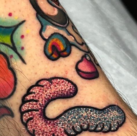 SPICY SPARKLEZ✨ on Instagram: "I loveeee tattooing food!! Here’s a super cute lil pink and blue sour gummy worm from a few days back since I’m behind on posting! 💗💙 • • • #glittertattoo #sparklytattoo #food #foodtattoo #candy #candytattoo #y2k #glitter #sour #gummyworm #girlytattoo #rainbowtattoo #neotraditional #neotrad #stickertattoo #traditionaltattoo #kawaiitattoo #kawaii #rhodeisland #newengland #westwarwick" Banana Split Tattoo, Gummy Worm Tattoo, Sour Patch Kid Tattoo, Sucker Tattoo, Gummy Bear Tattoo, Worm Tattoo, Y2k Glitter, Candy Tattoo, Sour Gummy Worms