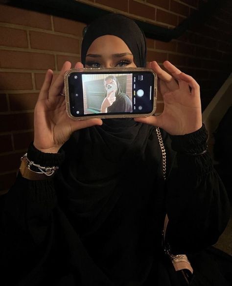 Aesthetic hijabi pretty beautiful fashion islam muslim niqab mecca fake snap Poses That Cover Your Face, Faceless Friends Aesthetic, Hijabi Friends, Aesthetic Hijabi, Friends Cute, Hijabi Fits, Stile Hijab, Hijab Aesthetic, Fotos Goals